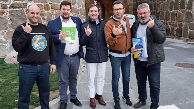 Candidatos de Vox con representantes de Jupol y Jucil.