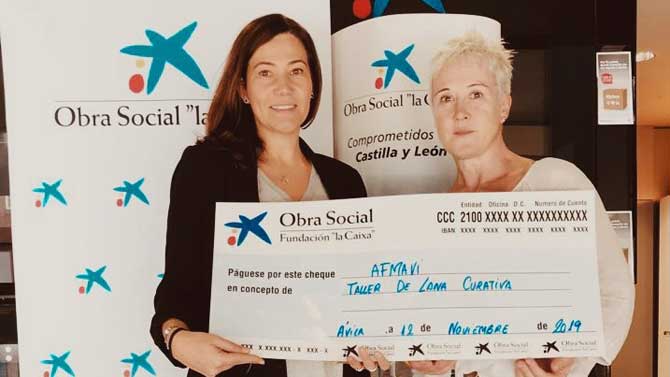 La Caixa entrega un talón a Afmavi.