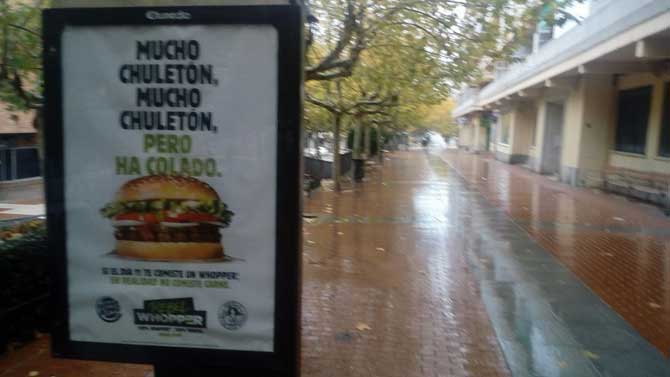 Publicidad de Burger King en una calle de Ávila.
