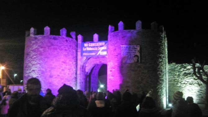 Puerta del Ahorcado en El Batrco, iluminada de morado.