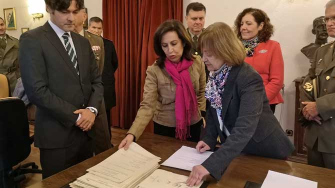 La ministra de Defensa en el Archivo General Militar.
