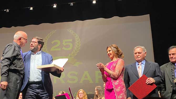 Reconocimiento a los tres miembros veteranos de la Banda de Ávila.