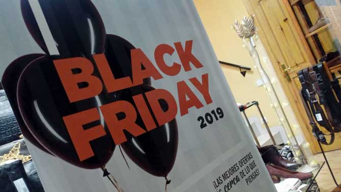 Promoción del Black Friday en un escaparate de Ávila.