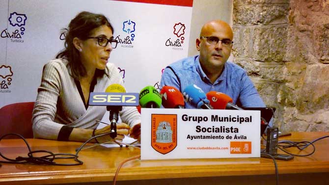 Yolanda Vázquez y Josue Aldudo en rueda de prensa.