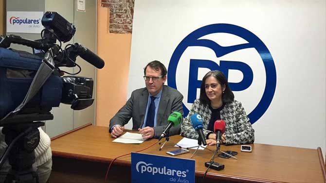 Mario Ayuso y Sonsoles Sánchez-Reyes en rueda de prensa.