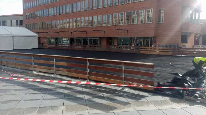 Instalación de la pista de hielo en el Mercado Grande.