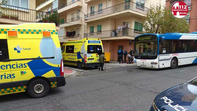 Accidente entre un turismo y autobús en la Toledana.