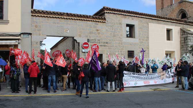 Concentración de empleados de la Junta ante la Delegación Territorial.