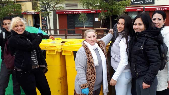 Internas de Brieva recogen  residuos en una salida cultural.