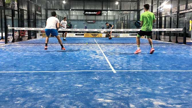 Partido de pádel en el Central Pádel Ávila.