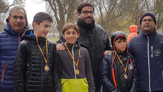 Ganadores de campo a través de los Juegos Escolares reciben las medallas.