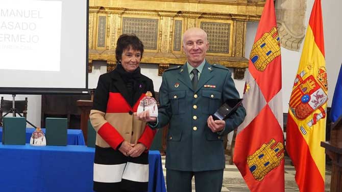 La delegada del Gobierno con el agente de la Guardia Civil distinguido.