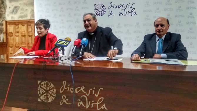 El obispo de Ávila en rueda de prensa.