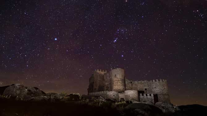 Imagen de promoción del turismo de cielos oscuros de Ávila.