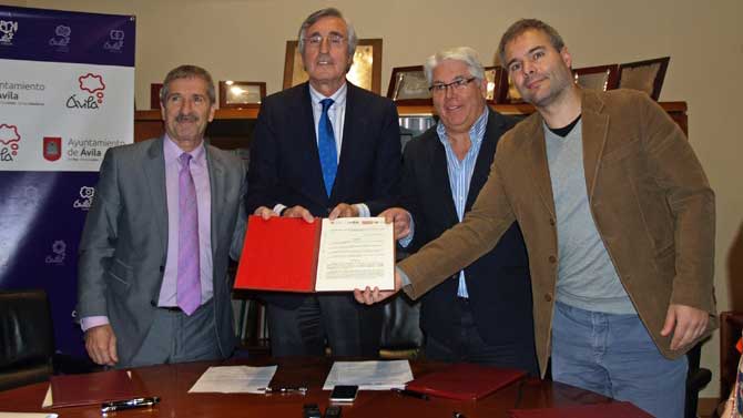 Firma para la creaci&oacute;n del Di&aacute;logo Social en el Ayuntamiento en 2016.