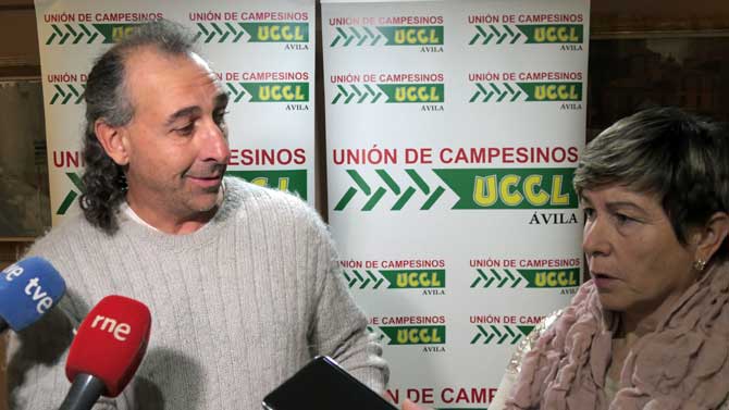 Jesús M. Glez Palacín y Adoración Martín en la asamblea con ganaderos.