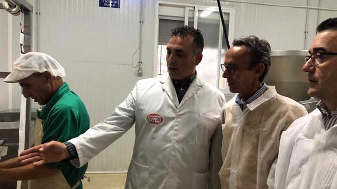 González de Vega en una fábrica de embutidos de Candeleda.