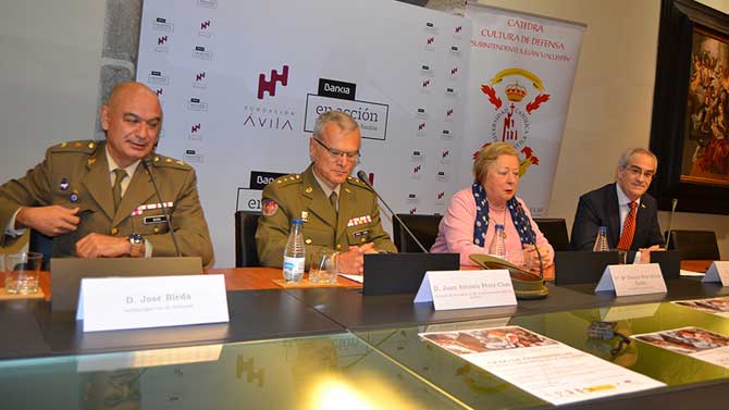 José Bleda, Subdeleg.Defensa; Juan Antonio Pérez-Chao, coronel del Archivo Militar; Dolores Ruíz-Ayúcar, presidenta Fundación Ávila; y Javier José Guío, director Cátedra de Defensa.
