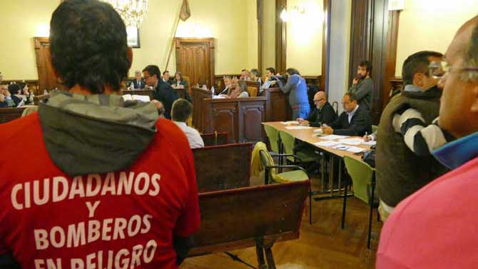 Imagen de archivo de protesta de empleados municipales en un pleno.