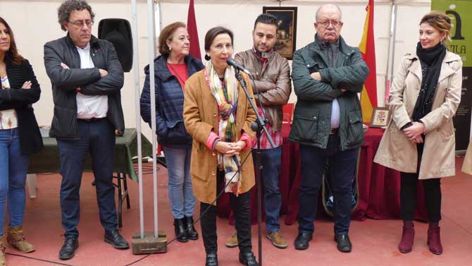 Margarita Robles en la Feria de los Santos en La Adrada.