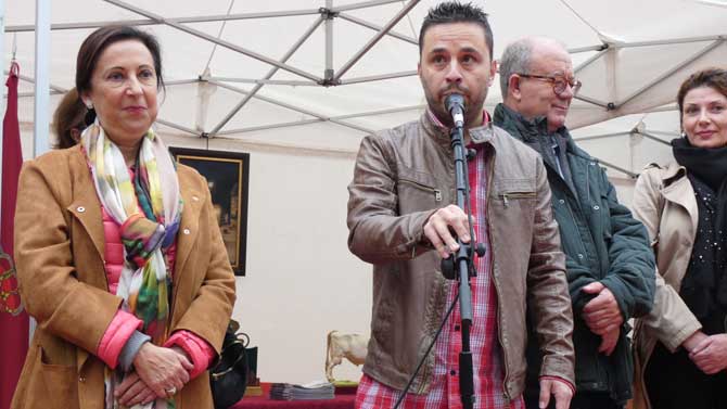 Margarita Robles en la feria de La Adrada.
