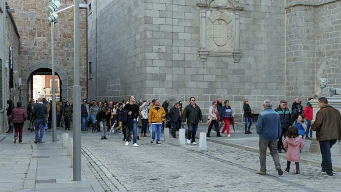 Turistas en la plaza de la Catedral durante el puente.