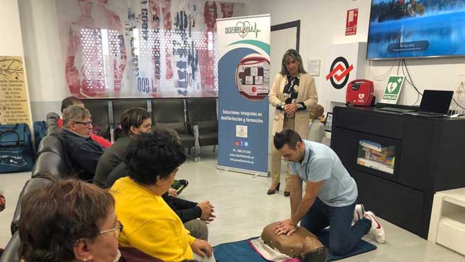 Clase práctica para utilizar un desfibrilador en Faema.