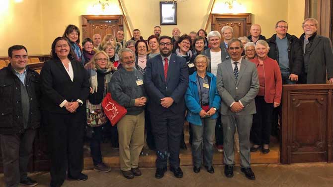 Participantes en un congreso de desarrollo del mundo rural, con el alcalde de Ávila.