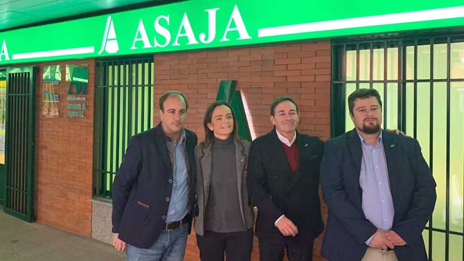J.Antonio Pino (izquierda) con los candidatos de Vox en Ávila.