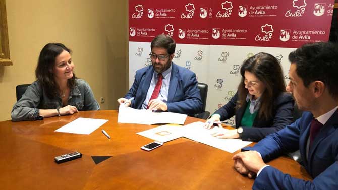 Firma de convenio entre Ayuntamiento de Ávila y Centro Comercial El Bulevar.
