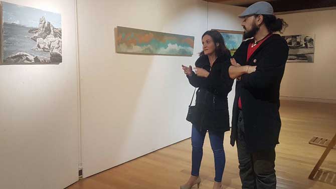 El pintor Sergio Ondaro con la teniente de alcalde Sonsoles Prieto.