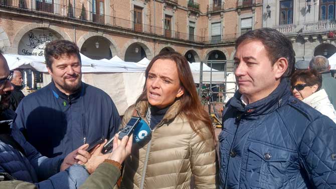 Georgina Trías, entre candidatos de Vox.