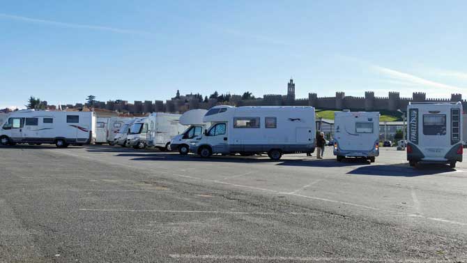 Caravanas en el aparcamiento del Lienzo Norte.