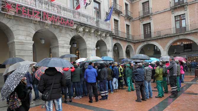Protesta de trabajadores municipales ante el Ayuntamiento.