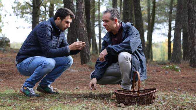El candidato Manuel Hernández con el alcalde de Las Navas, Javier Sastre.