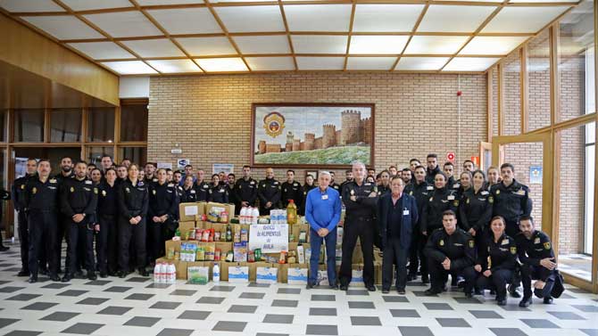 Entrega de alimentos en la Escuela Nacional de Policía.