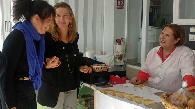 Alicia García en la panadería de Martiherrero.
