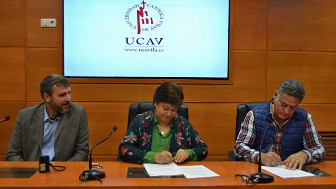 Firma de convenio entre la UCAV y el Club Deportivo Ar&eacute;valo CF.