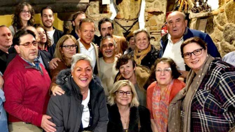 Ander Gil con militantes del PSOE de Arenas de San Pedro.