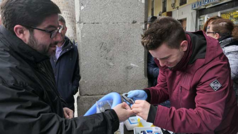 El alcalde es sometido al test de glucemia.