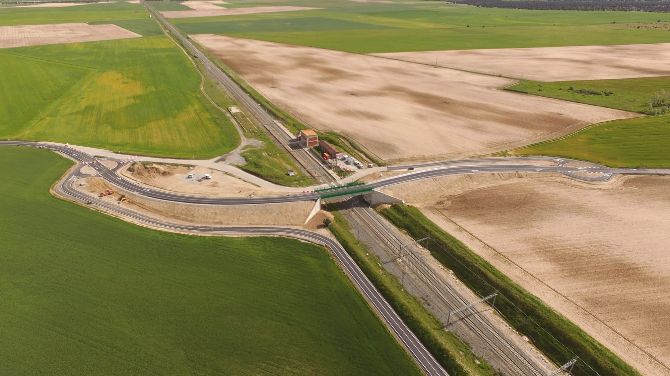 Paso elevadon sobre la vía férrea en Velayos.