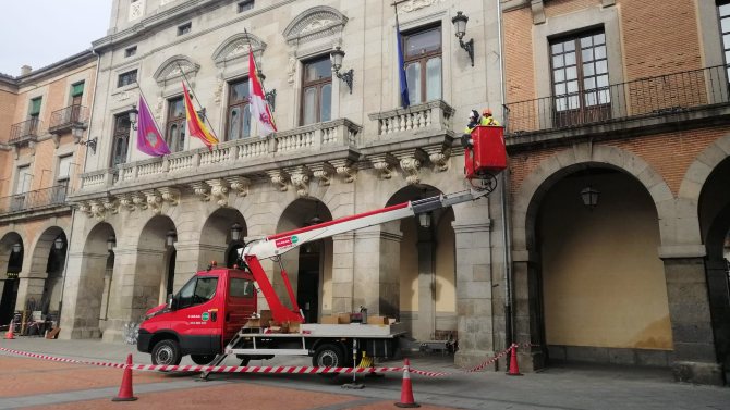 Instalación de la iluminación de Navidad en el Ayuntamiento.