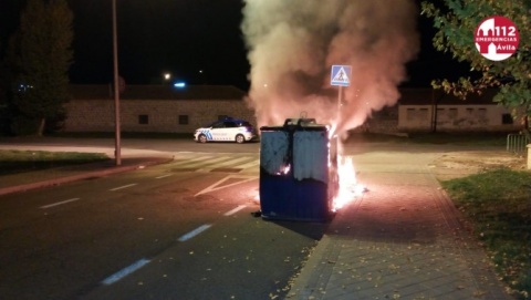 Incendio de un contenedor en la calle Radio Nacional de España.