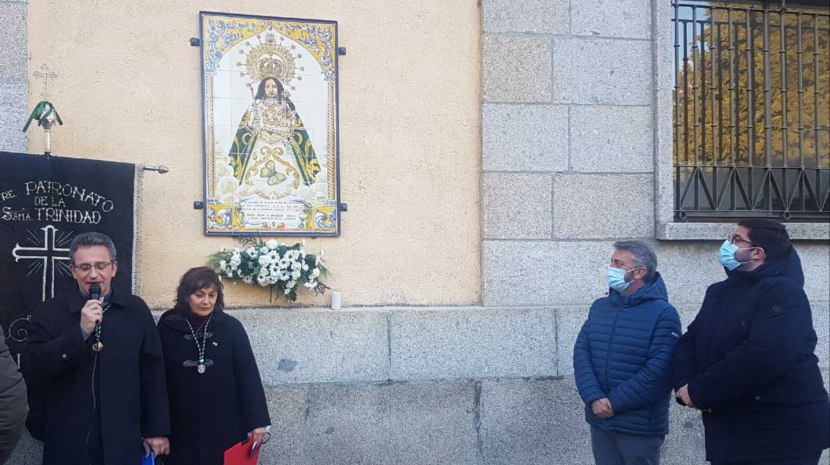 Placa de la Virgen de las Vacas en el cementerio de Ávila.