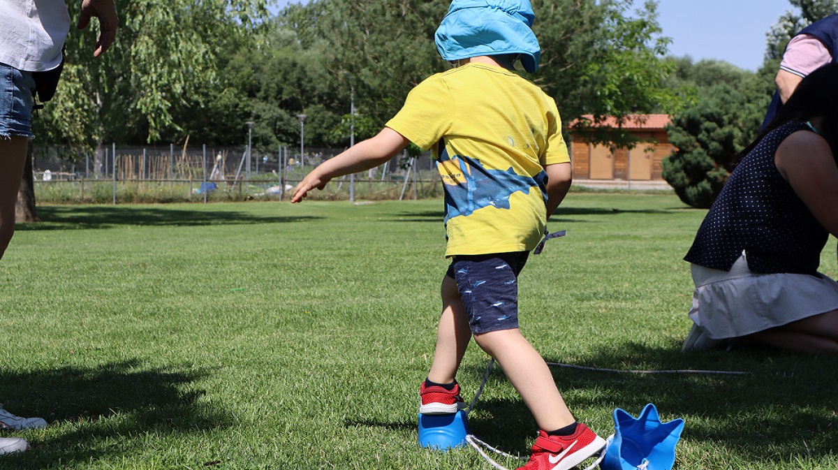 Ni&ntilde;o jugando en la ludoteca municipal