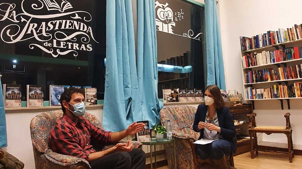 Luis Rosso habla de sus obras con la periodista Paula Velasco.