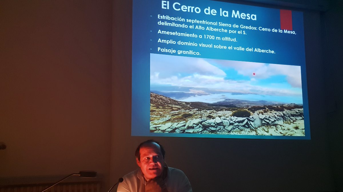 El arqueólogo Jesús Caballero habla de la excavación del Cerro de la Mesa, en Navarrevisca.
