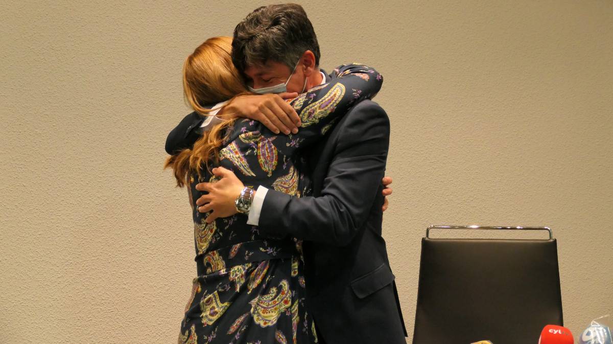 Arturo Barral se despide de la Subdelegación del Gobierno de Ávila con un abrazo a Virginia Barcones.