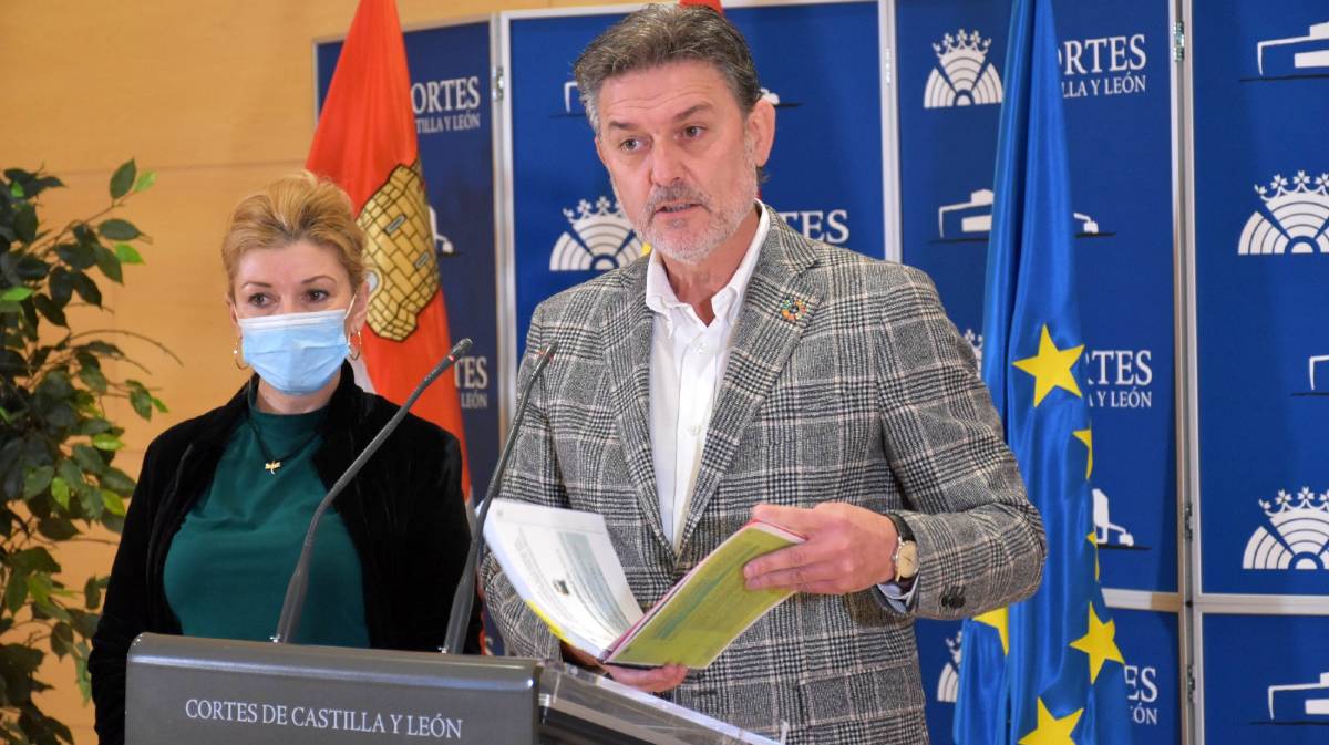 Soraya Blázquez y José Luis Vázquez, procuradores del PSOE, en rueda de prensa.