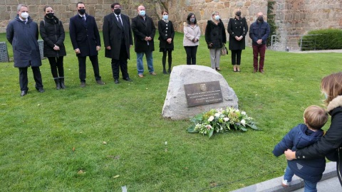 Descubrimiento de una placa en recuerdo de las víctimas de la Covid.